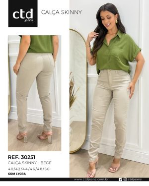 Calça Skinny Feminina com Lycra em Sarja Bege