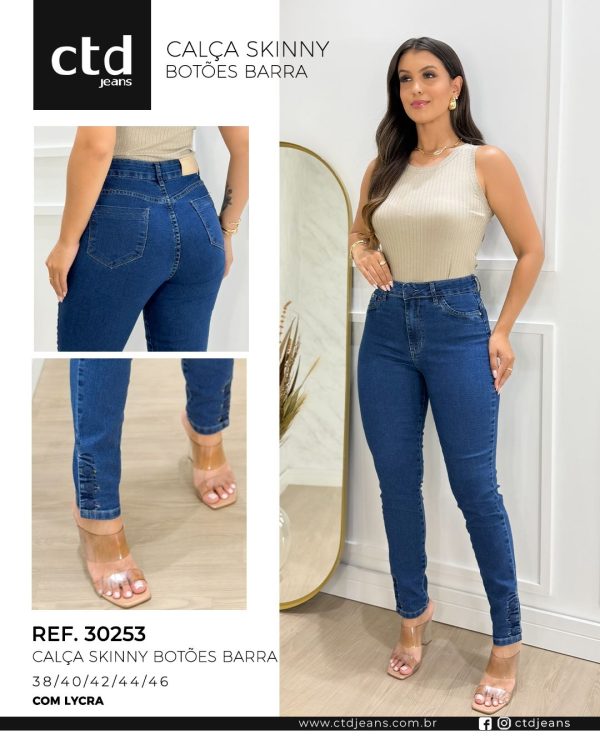 Calça Skinny Feminina com Botões na Barra em Jeans com Lycra