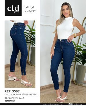 Calça Skinny Feminina em Jeans Escuro com Zíper na Barra